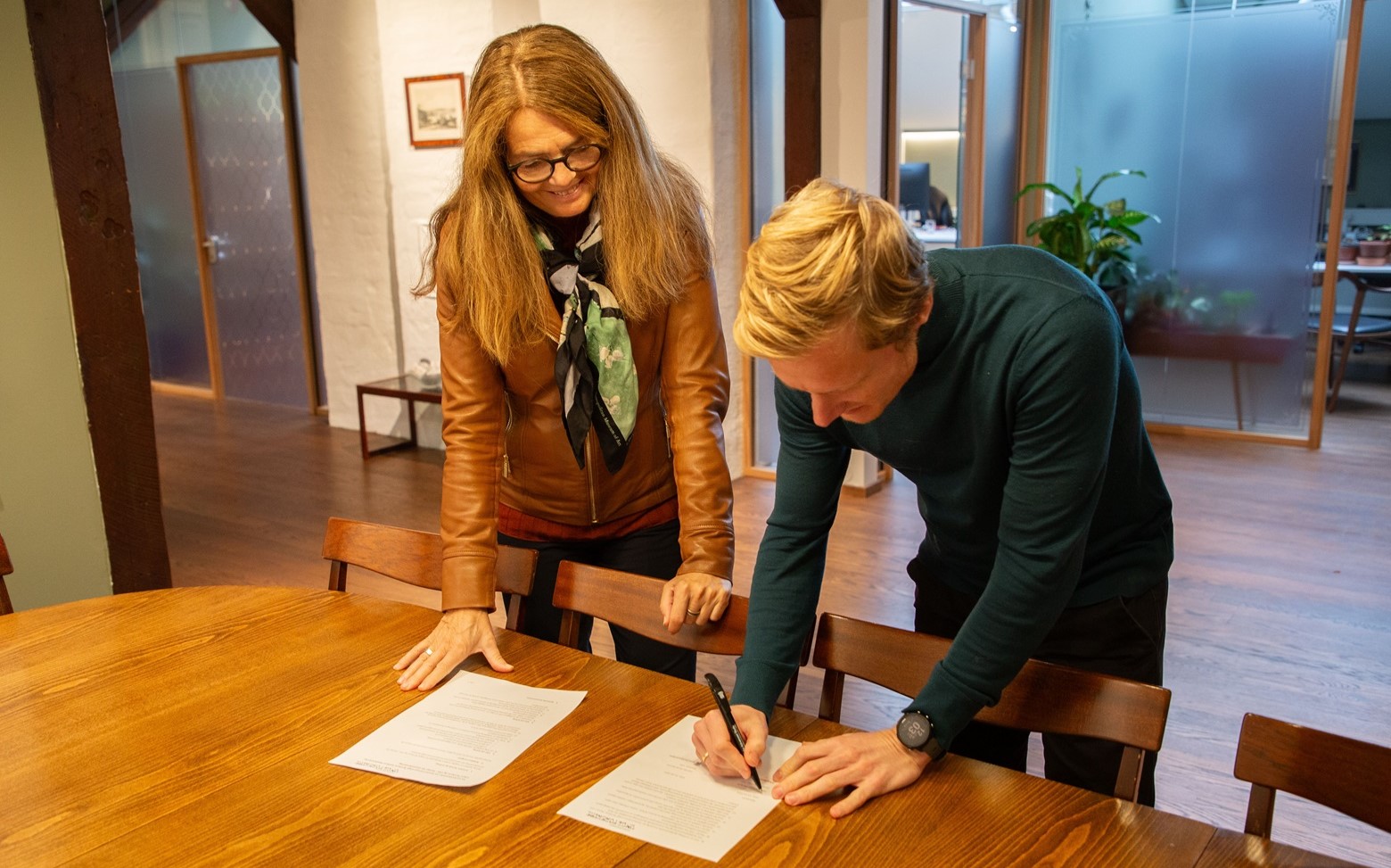 camilla Serck-Hansen and Bjørn Kristian Danbolt signing cooperation agreement