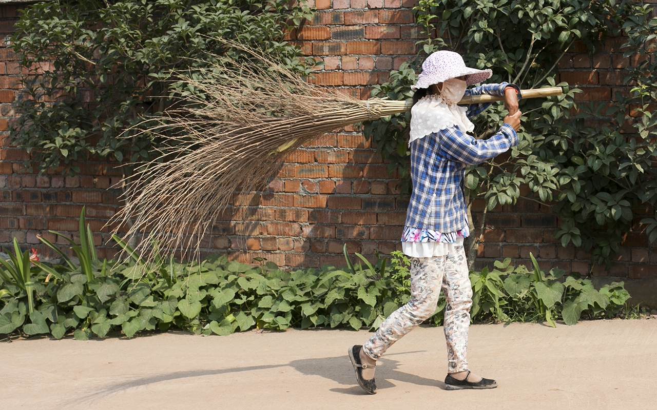 Also in the rural areas some citizens in China use face-masks to filter the air they breathe. Copy right: Airborne. Photo: Annica Thomsson