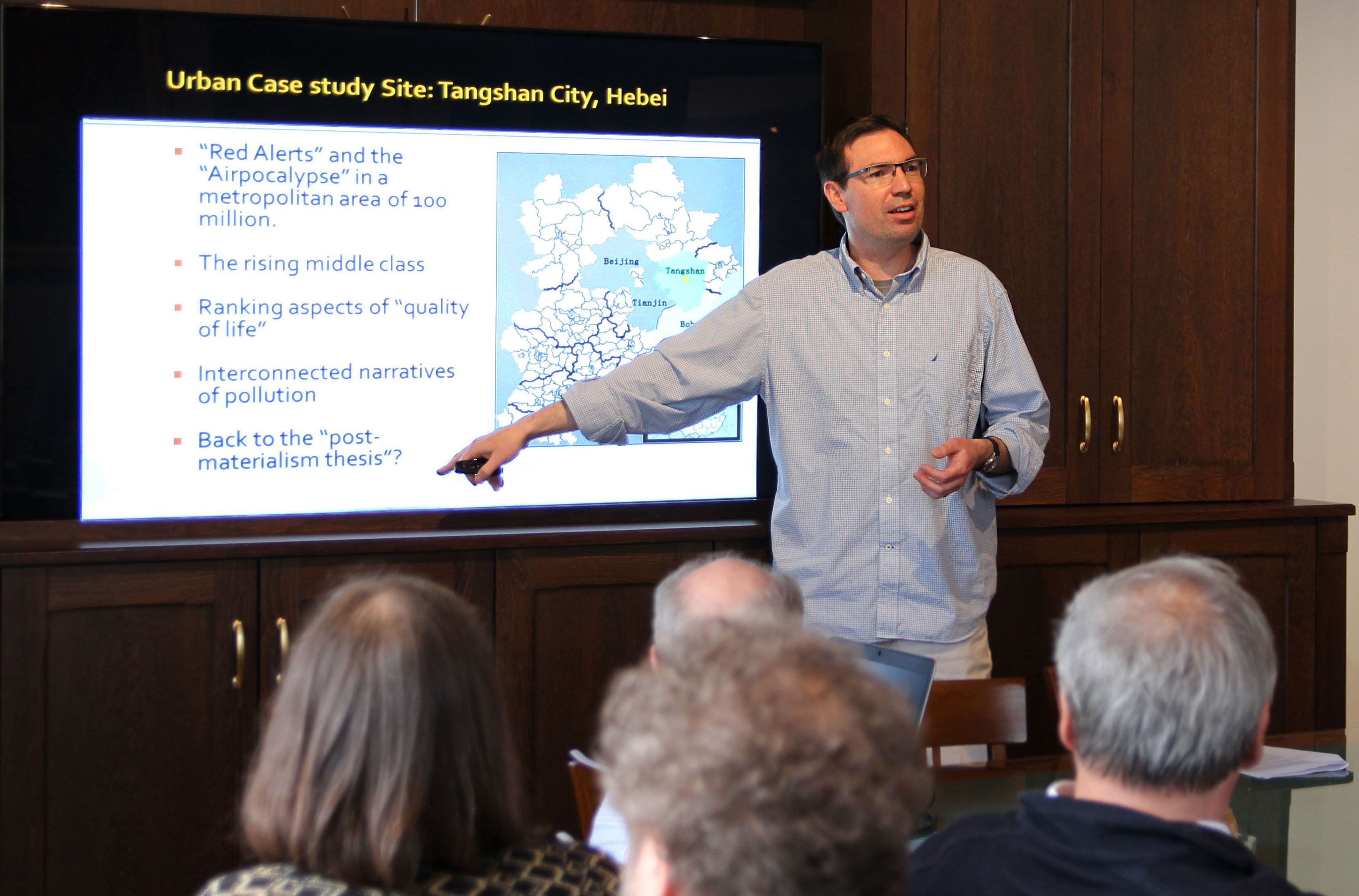 Bryan Tilt presenting a lunch-time seminar for all scholars working at CAS Oslo. Photograph: Centre for Advanced Study, CAS Oslo