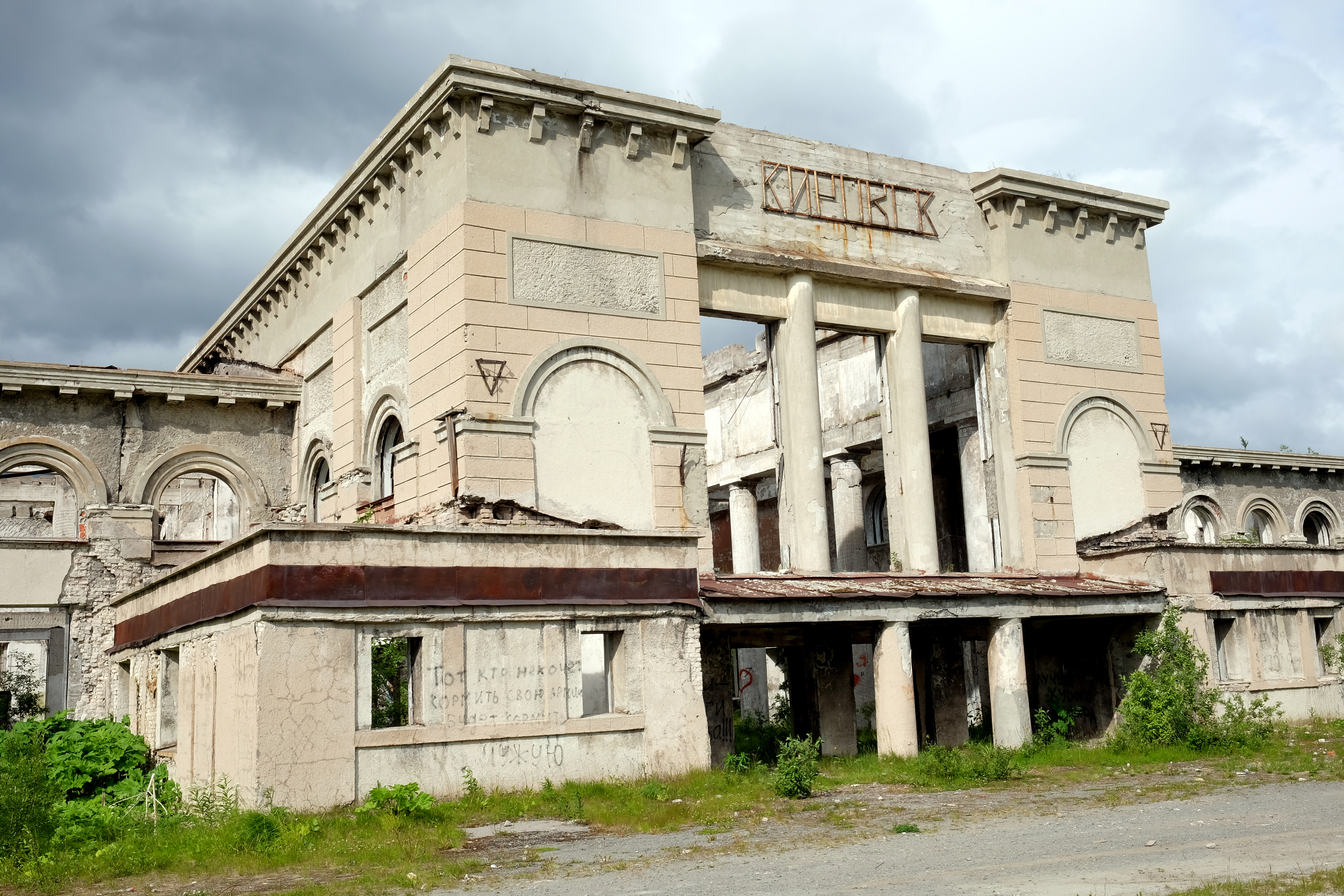 The final train has departed: abandoned railway station in Kirovsk, Northwestern Russia. – The people living in these areas are stuck with this past. This is a heritage, but not an optional one, Bjørnar Olsen says.