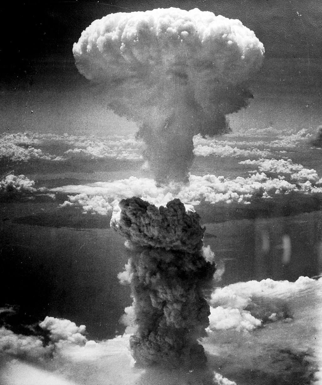 The US used nuclear weapons twice against Japan. The picture shows the bombing of the Japanese city of Nagasaki in 1945. Approximately 200 000 people died. Photo: By Charles Levy - U.S. National Archives and Records Administration, Public Domain, https://commons.wikimedia.org/w/index.php?curid=56719