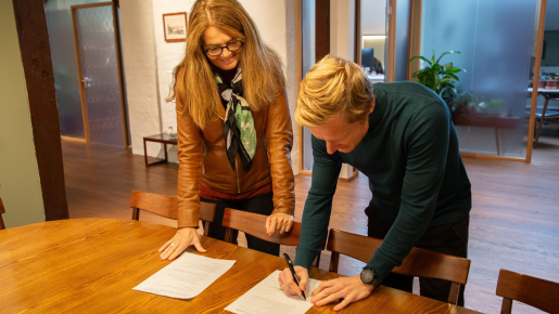 camilla Serck-Hansen and Bjørn Kristian Danbolt signing cooperation agreement